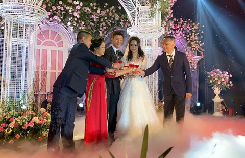 Đám cưới ấn tượng của trung vệ Duy Mạnh ngay trên sân bóng tuổi thơ - Ảnh 16. Đám cưới ấn tượng của trung vệ Duy Mạnh ngay trên sân bóng tuổi thơ - Ảnh 16.