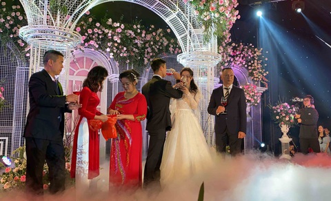 Đám cưới ấn tượng của trung vệ Duy Mạnh ngay trên sân bóng tuổi thơ - Ảnh 17. Đám cưới ấn tượng của trung vệ Duy Mạnh ngay trên sân bóng tuổi thơ - Ảnh 17.