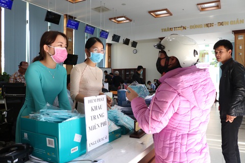 Doanh nghiệp dệt may tặng 70.000 khẩu trang vải kháng khuẩn cho người dân - Ảnh 9. Doanh nghiệp dệt may tặng 70.000 khẩu trang vải kháng khuẩn cho người dân - Ảnh 9.