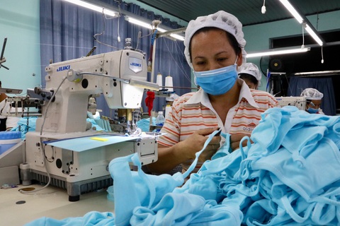 Doanh nghiệp dệt may tặng 70.000 khẩu trang vải kháng khuẩn cho người dân - Ảnh 2. Doanh nghiệp dệt may tặng 70.000 khẩu trang vải kháng khuẩn cho người dân - Ảnh 2.