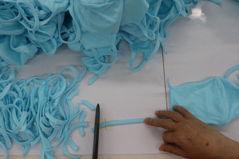 Doanh nghiệp dệt may tặng 70.000 khẩu trang vải kháng khuẩn cho người dân - Ảnh 5. Doanh nghiệp dệt may tặng 70.000 khẩu trang vải kháng khuẩn cho người dân - Ảnh 5.