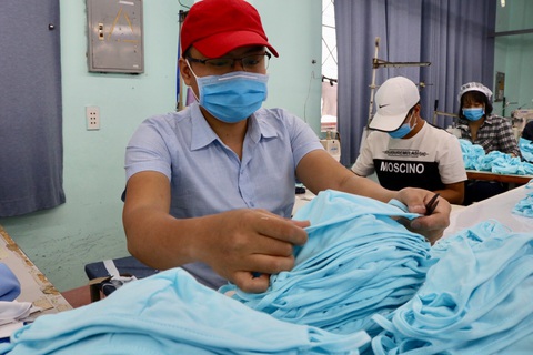 Doanh nghiệp dệt may tặng 70.000 khẩu trang vải kháng khuẩn cho người dân - Ảnh 6. Doanh nghiệp dệt may tặng 70.000 khẩu trang vải kháng khuẩn cho người dân - Ảnh 6.