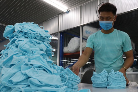 Doanh nghiệp dệt may tặng 70.000 khẩu trang vải kháng khuẩn cho người dân - Ảnh 7. Doanh nghiệp dệt may tặng 70.000 khẩu trang vải kháng khuẩn cho người dân - Ảnh 7.