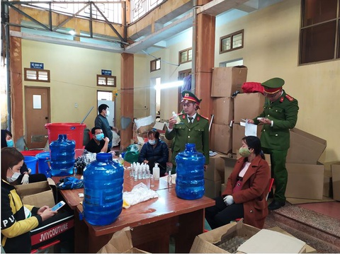 Triệt phá cơ sở sản xuất dung dịch rửa tay hoạt động chui - Ảnh 1. Triệt phá cơ sở sản xuất dung dịch rửa tay hoạt động chui - Ảnh 1.