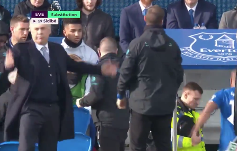 Hài hước cầu thủ Everton phải hoãn thay người vì... quên mang vớ - Ảnh 4. Hài hước cầu thủ Everton phải hoãn thay người vì... quên mang vớ - Ảnh 4.
