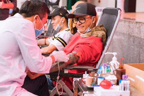 Hoàng Bách, Tuấn Hưng hiến máu, Phi Nhung phát khẩu trang phòng virus corona - Ảnh 1. Hoàng Bách, Tuấn Hưng hiến máu, Phi Nhung phát khẩu trang phòng virus corona - Ảnh 1.