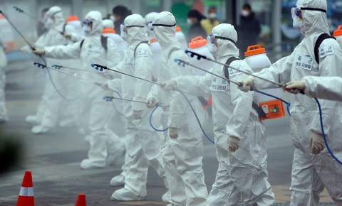 Bé 45 ngày tuổi, con của tín đồ Tân Thiên Địa, nhiễm virus corona - Ảnh 1. Bé 45 ngày tuổi, con của tín đồ Tân Thiên Địa, nhiễm virus corona - Ảnh 1.