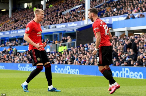 VAR giải cứu Man Utd khỏi thất bại trước Everton - Ảnh 2. VAR giải cứu Man Utd khỏi thất bại trước Everton - Ảnh 2.