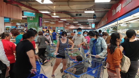 Giá thực phẩm giảm, người Sài Gòn tranh thủ cuối tuần đi siêu thị - Ảnh 12. Giá thực phẩm giảm, người Sài Gòn tranh thủ cuối tuần đi siêu thị - Ảnh 12.