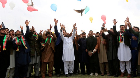 Hòa bình với Taliban, ông Trump lại ghi thêm điểm - Ảnh 1. Hòa bình với Taliban, ông Trump lại ghi thêm điểm - Ảnh 1.