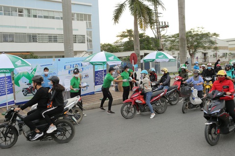 Honda Winner đồng hành với công nhân, học sinh phòng chống dịch COVID-19 - Ảnh 2. Honda Winner đồng hành với công nhân, học sinh phòng chống dịch COVID-19 - Ảnh 2.
