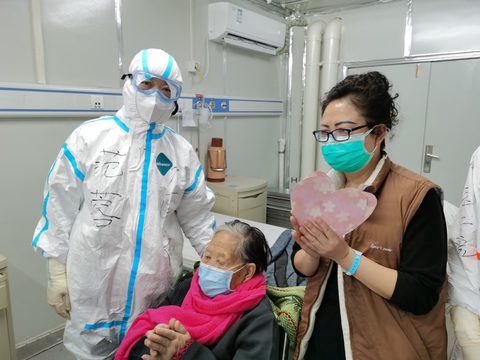 Cụ bà 98 tuổi nguy kịch vẫn thắng COVID-19 - Ảnh 3. Cụ bà 98 tuổi nguy kịch vẫn thắng COVID-19 - Ảnh 3.