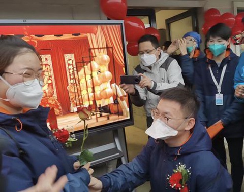 Đám cưới đặc biệt ở bệnh viện dã chiến giữa dịch COVID-19 - Ảnh 3. Đám cưới đặc biệt ở bệnh viện dã chiến giữa dịch COVID-19 - Ảnh 3.