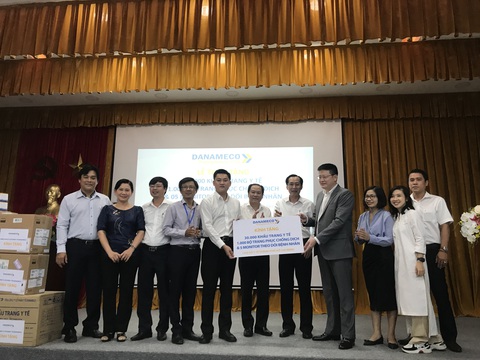 TP.HCM nhận 30.000 khẩu trang và nhiều vật tư y tế để chống dịch COVID-19 - Ảnh 2. TP.HCM nhận 30.000 khẩu trang và nhiều vật tư y tế để chống dịch COVID-19 - Ảnh 2.