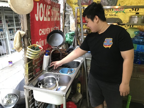 Thông báo cúp nước tới sáng nhưng trưa vẫn chưa có lại - Ảnh 1. Thông báo cúp nước tới sáng nhưng trưa vẫn chưa có lại - Ảnh 1.