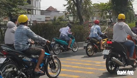‘Quái xế’ tụ tập đua xe náo loạn trên quốc lộ 1 giữa ban ngày - Ảnh 2.