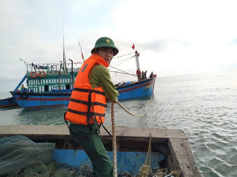Cứu hộ 11 thuyền viên tàu bị sóng đánh vỡ mạn thuyền trên biển - Ảnh 1. Cứu hộ 11 thuyền viên tàu bị sóng đánh vỡ mạn thuyền trên biển - Ảnh 1.