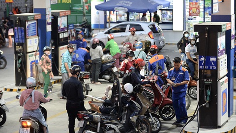 Giá dầu lao dốc: người tiêu dùng vui, doanh nghiệp lo lắng - Ảnh 1. Giá dầu lao dốc: người tiêu dùng vui, doanh nghiệp lo lắng - Ảnh 1.