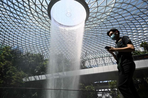 Singapore thu phí điều trị COVID-19 với người nước ngoài mỗi ca 5.000 USD - Ảnh 1. Singapore thu phí điều trị COVID-19 với người nước ngoài mỗi ca 5.000 USD - Ảnh 1.
