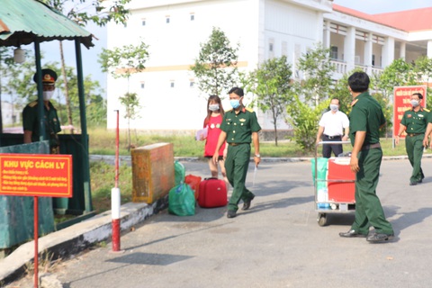 3 người đầu tiên ở Cần Thơ hết hạn cách ly trở về gia đình - Ảnh 1. 3 người đầu tiên ở Cần Thơ hết hạn cách ly trở về gia đình - Ảnh 1.