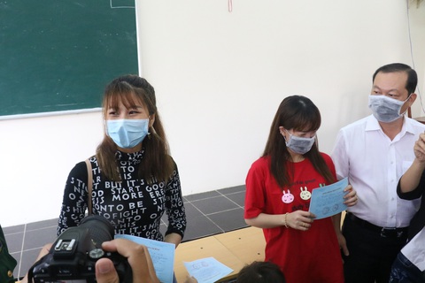 3 người đầu tiên ở Cần Thơ hết hạn cách ly trở về gia đình - Ảnh 2. 3 người đầu tiên ở Cần Thơ hết hạn cách ly trở về gia đình - Ảnh 2.