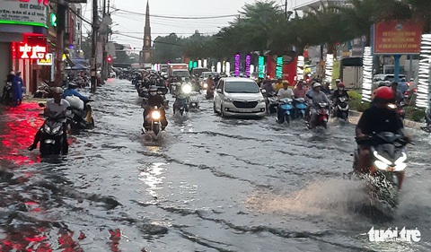 Cà Mau mưa vàng, ngập nửa bánh xe ngay giữa mùa khô - Ảnh 1. Cà Mau mưa vàng, ngập nửa bánh xe ngay giữa mùa khô - Ảnh 1.