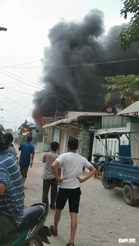 Nhà xưởng chứa nguyên vật liệu sơn móng tay bốc cháy ngùn ngụt giữa trưa - Ảnh 2. Nhà xưởng chứa nguyên vật liệu sơn móng tay bốc cháy ngùn ngụt giữa trưa - Ảnh 2.
