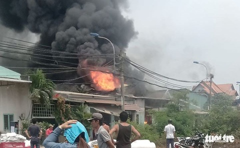 Nhà xưởng chứa nguyên vật liệu sơn móng tay bốc cháy ngùn ngụt giữa trưa - Ảnh 3. Nhà xưởng chứa nguyên vật liệu sơn móng tay bốc cháy ngùn ngụt giữa trưa - Ảnh 3.