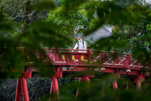 Khử trùng di tích nhà tù Hỏa Lò, Hoàng thành Thăng Long, Văn Miếu... - Ảnh 4. Khử trùng di tích nhà tù Hỏa Lò, Hoàng thành Thăng Long, Văn Miếu... - Ảnh 4.