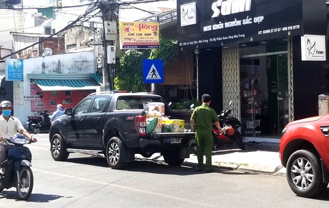 Thu giữ nhiều hàng hóa tại shop bán khẩu trang giá khủng ở Nha Trang - Ảnh 1. Thu giữ nhiều hàng hóa tại shop bán khẩu trang giá khủng ở Nha Trang - Ảnh 1.