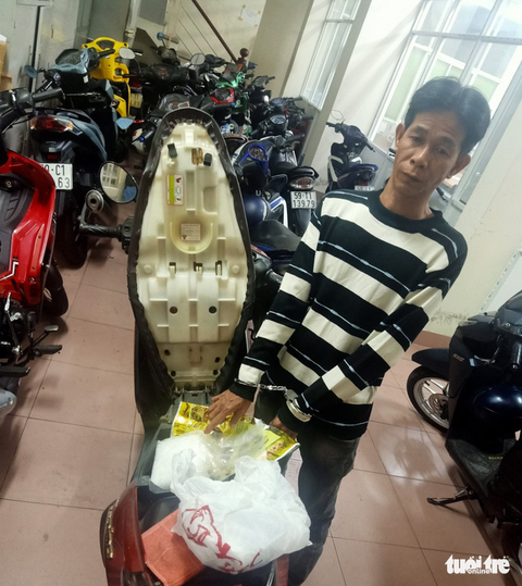 Bộ đội biên phòng TP.HCM khởi tố vụ án vận chuyển gần 1kg ma túy đá - Ảnh 1. Bộ đội biên phòng TP.HCM khởi tố vụ án vận chuyển gần 1kg ma túy đá - Ảnh 1.
