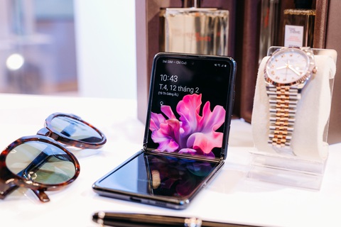 Samsung bẻ cong mọi định luật với Galaxy Z Flip - Ảnh 1. Samsung bẻ cong mọi định luật với Galaxy Z Flip - Ảnh 1.