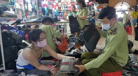 Tạm giữ hàng ngàn đồng hồ, túi xách... nghi giả hàng hiệu ở Saigon Square, chợ Bến Thành - Ảnh 5. Tạm giữ hàng ngàn đồng hồ, túi xách... nghi giả hàng hiệu ở Saigon Square, chợ Bến Thành - Ảnh 5.