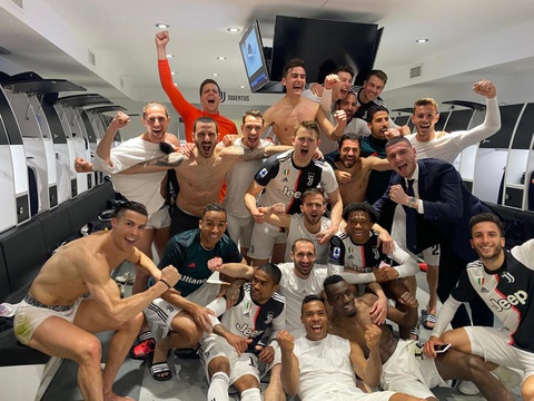 Juventus thông báo có cầu thủ bị COVID-19, Ronaldo có chụp ảnh cùng - Ảnh 2. Juventus thông báo có cầu thủ bị COVID-19, Ronaldo có chụp ảnh cùng - Ảnh 2.