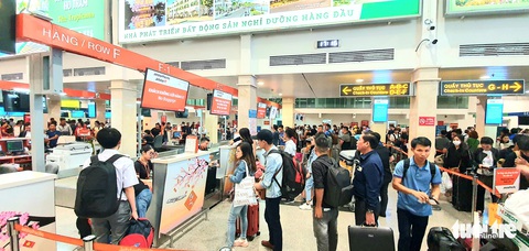 Jetstar Pacific tăng phí ngay mùa dịch COVID-19 - Ảnh 1. Jetstar Pacific tăng phí ngay mùa dịch COVID-19 - Ảnh 1.
