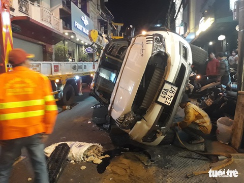 Xe tự lái tông hàng loạt ôtô, xe máy ở phố Tây Đà Lạt - Ảnh 2. Xe tự lái tông hàng loạt ôtô, xe máy ở phố Tây Đà Lạt - Ảnh 2.
