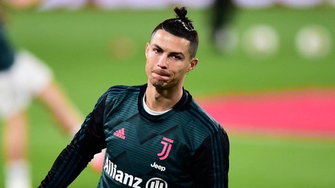 Ronaldo cách ly ở quê nhà sau khi tiếp xúc đồng đội nhiễm COVID-19 - Ảnh 1. Ronaldo cách ly ở quê nhà sau khi tiếp xúc đồng đội nhiễm COVID-19 - Ảnh 1.