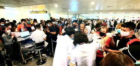Vietnam Airlines phỏng vấn, đo thân nhiệt khách từ châu Âu về Việt Nam - Ảnh 1. Vietnam Airlines phỏng vấn, đo thân nhiệt khách từ châu Âu về Việt Nam - Ảnh 1.