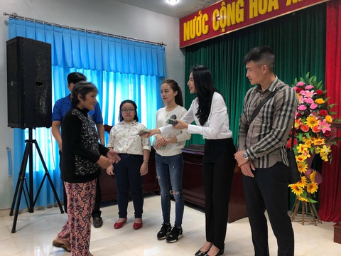 Thủy Tiên quyên góp hơn 2,6 tỉ đồng ủng hộ người dân miền Tây - Ảnh 2. Thủy Tiên quyên góp hơn 2,6 tỉ đồng ủng hộ người dân miền Tây - Ảnh 2.