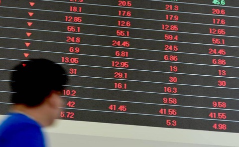 Chứng khoán thế giới đỏ lửa, VN-Index mất hơn 33 điểm - Ảnh 1. Chứng khoán thế giới đỏ lửa, VN-Index mất hơn 33 điểm - Ảnh 1.
