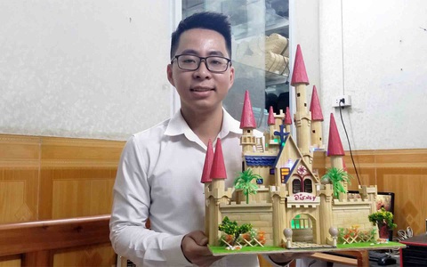 Nhà, thuyền bằng tăm tre, khách phải thuê ôtô đến chở - Ảnh 1. Nhà, thuyền bằng tăm tre, khách phải thuê ôtô đến chở - Ảnh 1.