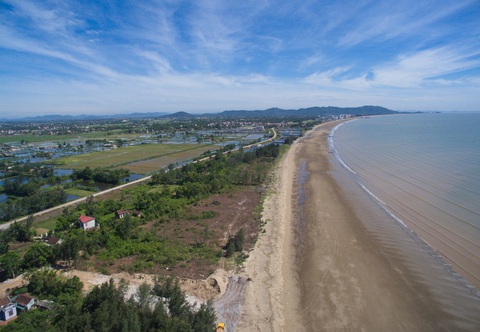 Bãi biển Hải Tiến, cơn khát dự án nghỉ dưỡng xứng tầm - Ảnh 1. Bãi biển Hải Tiến, cơn khát dự án nghỉ dưỡng xứng tầm - Ảnh 1.