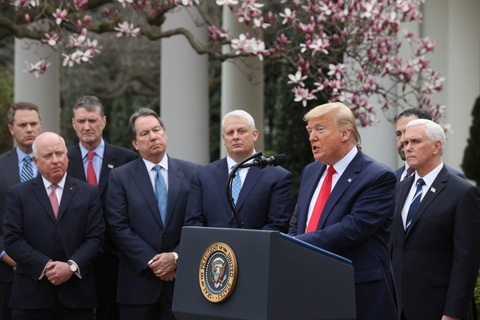 Bị các phóng viên ‘dí’, ông Trump nói sẽ làm xét nghiệm corona sớm - Ảnh 1. Bị các phóng viên ‘dí’, ông Trump nói sẽ làm xét nghiệm corona sớm - Ảnh 1.