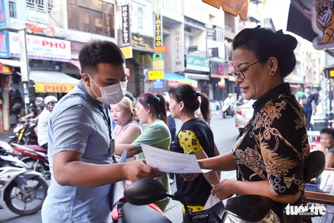Chủ hàng quán ở Bùi Viện lo lắng nhưng ủng hộ tạm đóng cửa - Ảnh 2. Chủ hàng quán ở Bùi Viện lo lắng nhưng ủng hộ tạm đóng cửa - Ảnh 2.