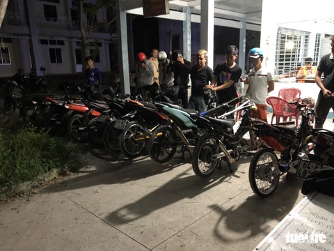 Bắt nhóm quái xế đua xe có mang theo nhiều mã tấu - Ảnh 3. Bắt nhóm quái xế đua xe có mang theo nhiều mã tấu - Ảnh 3.