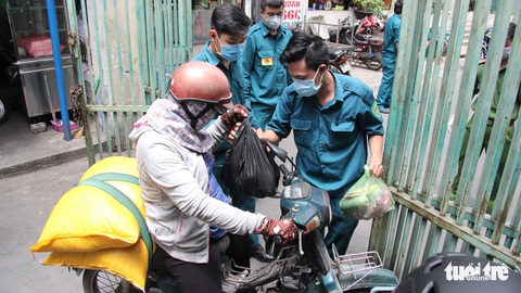 Chung cư Hòa Bình quận 10 bế quan tỏa cảng sau khi ghi nhận ca bệnh 48 - Ảnh 2. Chung cư Hòa Bình quận 10 bế quan tỏa cảng sau khi ghi nhận ca bệnh 48 - Ảnh 2.
