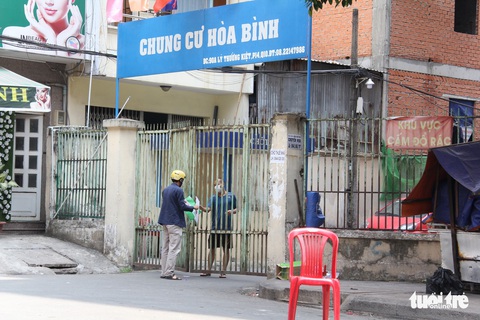 Chung cư Hòa Bình quận 10 bế quan tỏa cảng sau khi ghi nhận ca bệnh 48 - Ảnh 4. Chung cư Hòa Bình quận 10 bế quan tỏa cảng sau khi ghi nhận ca bệnh 48 - Ảnh 4.