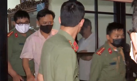 Bắt tạm giam cựu thượng tá công an ‘đưa hối lộ’ trong vụ nâng điểm ở Sơn La - Ảnh 1. Bắt tạm giam cựu thượng tá công an ‘đưa hối lộ’ trong vụ nâng điểm ở Sơn La - Ảnh 1.