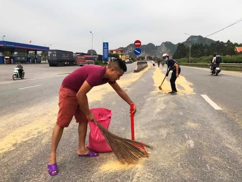 Cảnh sát giao thông và người dân giúp tài xế gom 4 tấn đỗ tương rớt xuống đường - Ảnh 2. Cảnh sát giao thông và người dân giúp tài xế gom 4 tấn đỗ tương rớt xuống đường - Ảnh 2.