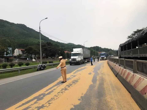 Cảnh sát giao thông và người dân giúp tài xế gom 4 tấn đỗ tương rớt xuống đường - Ảnh 1. Cảnh sát giao thông và người dân giúp tài xế gom 4 tấn đỗ tương rớt xuống đường - Ảnh 1.
